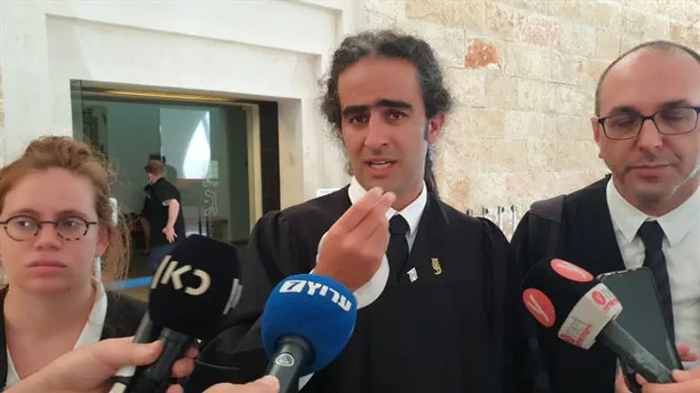 עו"ד תומר נאור (במרכז)