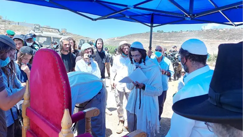 Церемония обрезания у входа в форпост Куми-Ури