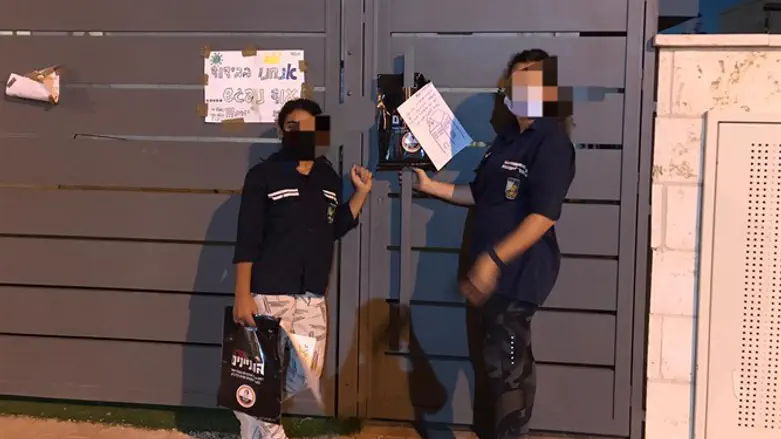 מתנדבי העמותה מביאים אוכל למבודדים