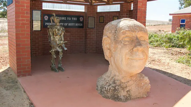 פסלו של הוד מעלתו