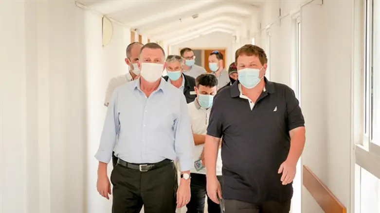 השר אדלשטיין עם ראש העירייה רמי גרינברג