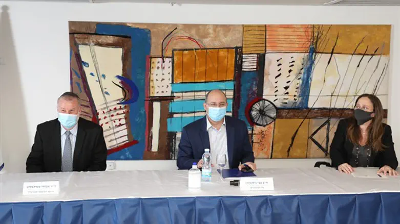 השר ניסנקורן במסיבת העיתונאים, הבוקר