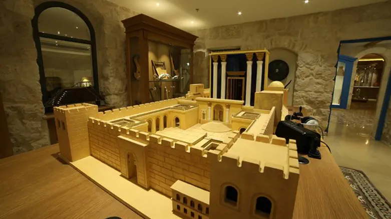 דגם המקדש בכיכר המוסיקה