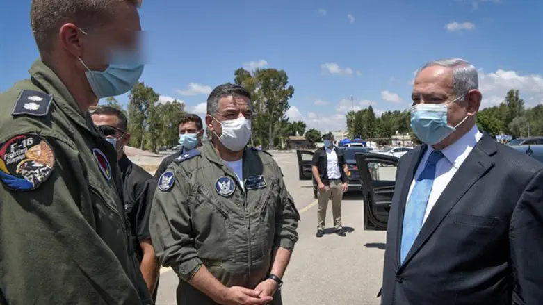 Биньямин Нетаньяху на авиабазе