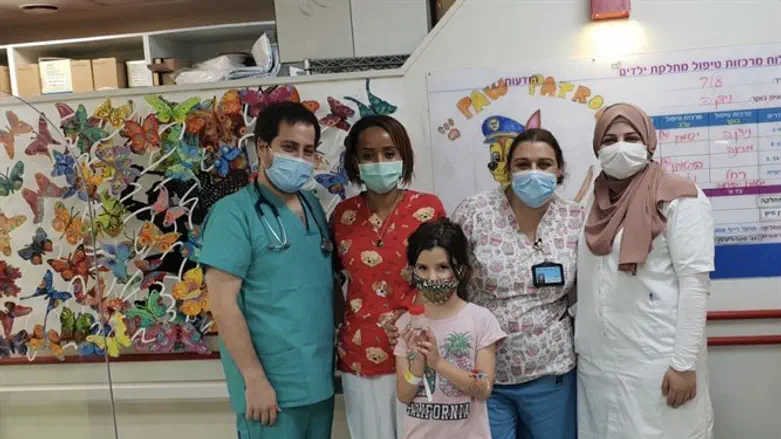 הצוות עם אלמה כשהמגנטים בידה