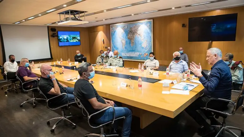 ראשי הרשויות מהדרום עם שר הביטחון