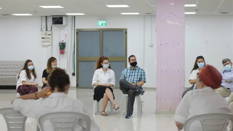 דוקא לקראת שנה מאתגרת במיוחד, ההכשרות היו חלקיות וחסרות. בנות ש"ל בסמינריון הכנה