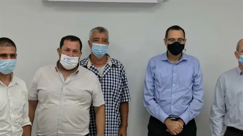 האוזר עם ראשי הרשויות