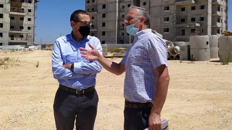 שי אלון וצבי האוזר