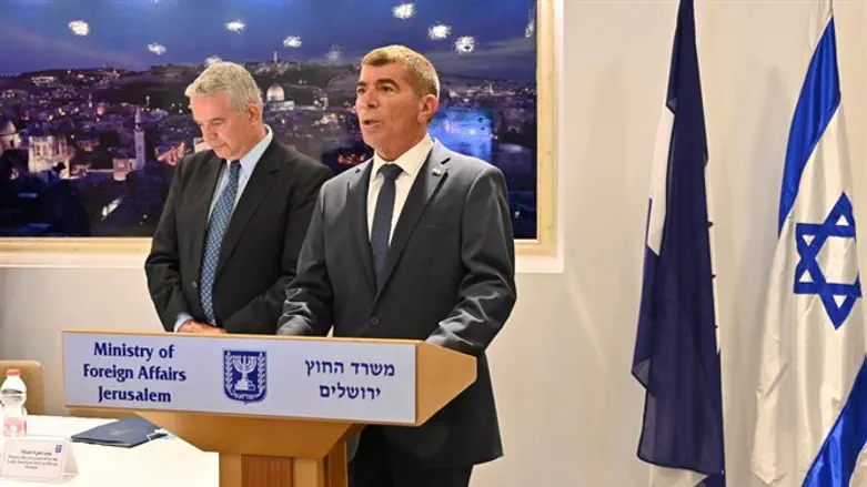 גבי אשכנזי נואם באמצעות שיחת וידאו