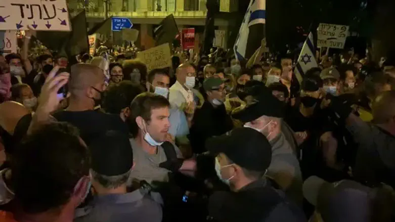 Столкновение демонстрантов в силами полиции в Иерусалиме