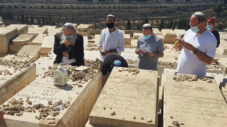 ישראל זעירא (שלישי משמאל) בהר הזיתים