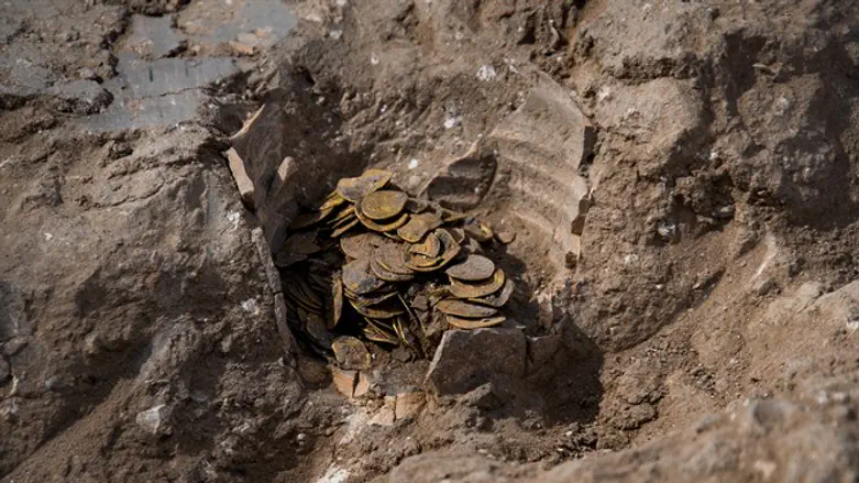 מטמון המטבעות כפי שנמצא בשטח