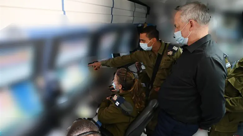 בני גנץ עם לוחמי כיפת ברזל