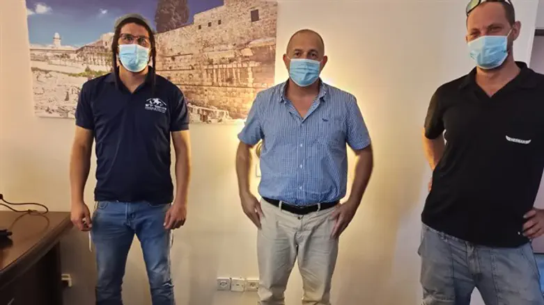 אבי נעים (במרכז) עם נציגי השומר יו"ש