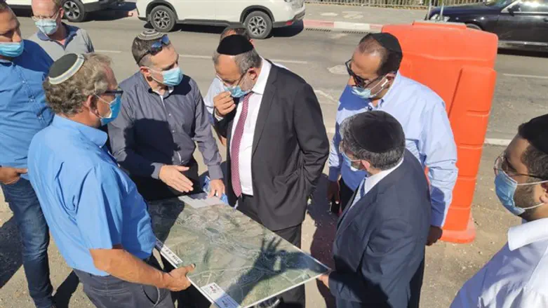 השר יעקב אביטן עם ראש המועצה עודד רביבי