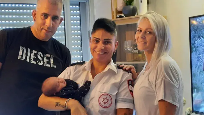 רוית כהן עם טלי אפללו בביתה