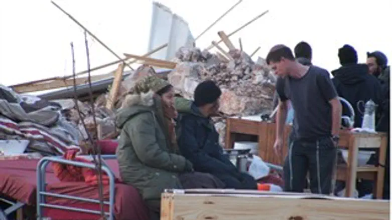 ההרס במאחז. היום