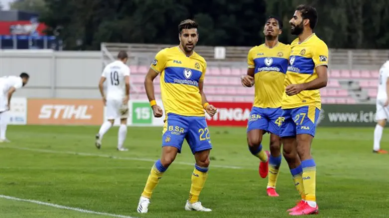 שחקני מכבי חוגגים את היתרון הערב