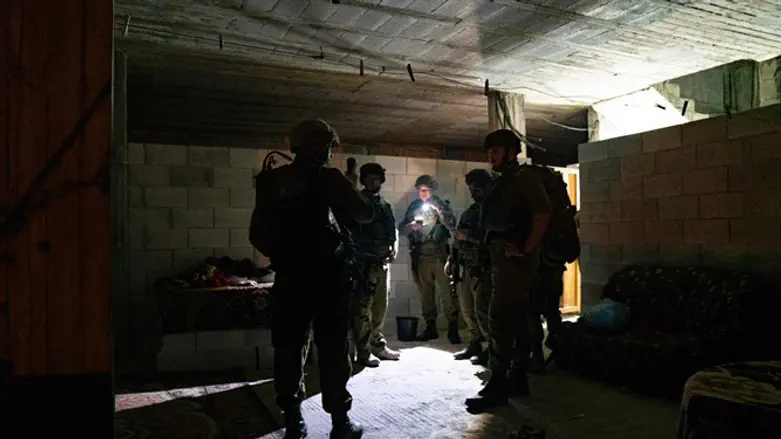 Силы ЦАХАЛ возле дома, в котором жил террорист-убийца