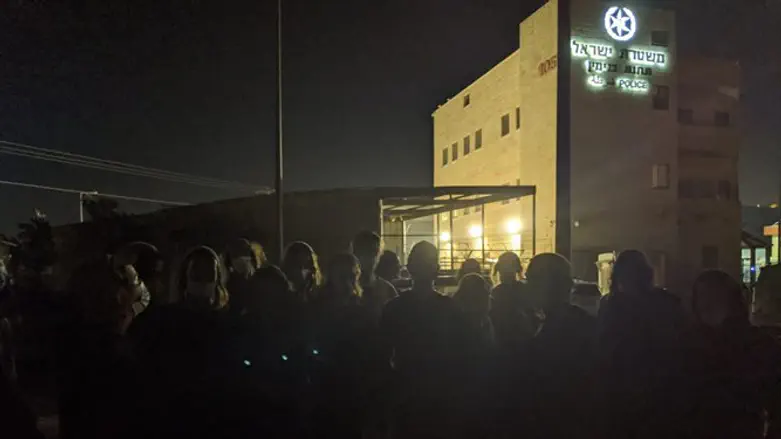 Поселенцы возле полицейского участка