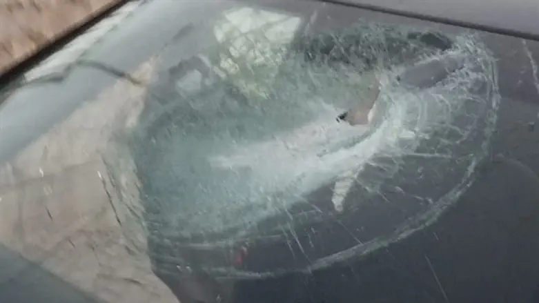 Повреждение, нанесенное автомобилю в результате "каменной атаки"