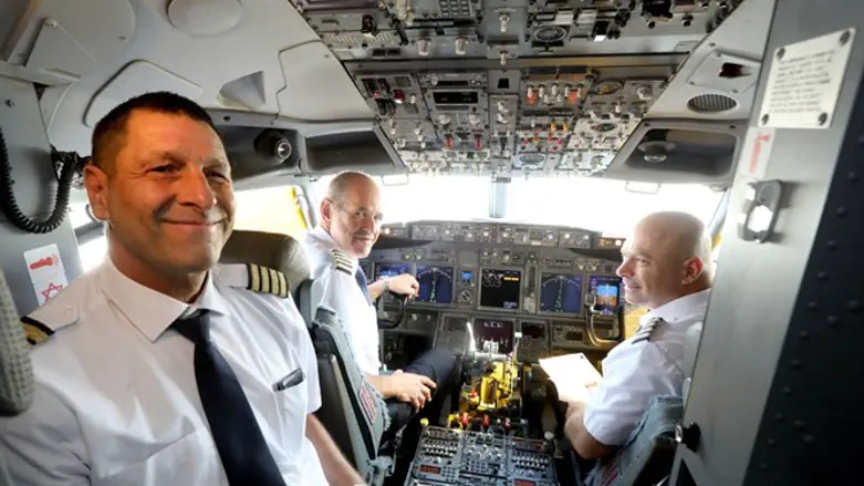 The flight crew from LY 971