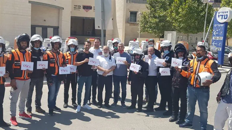 Guy Lerer and Hatzinor staff joined United Hatzalah in handing out the first gift cards