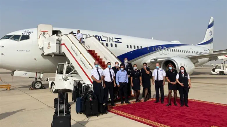 צוות אל על בטיסה מנתב"ג לאבו דאבי לאחר הנחיתה