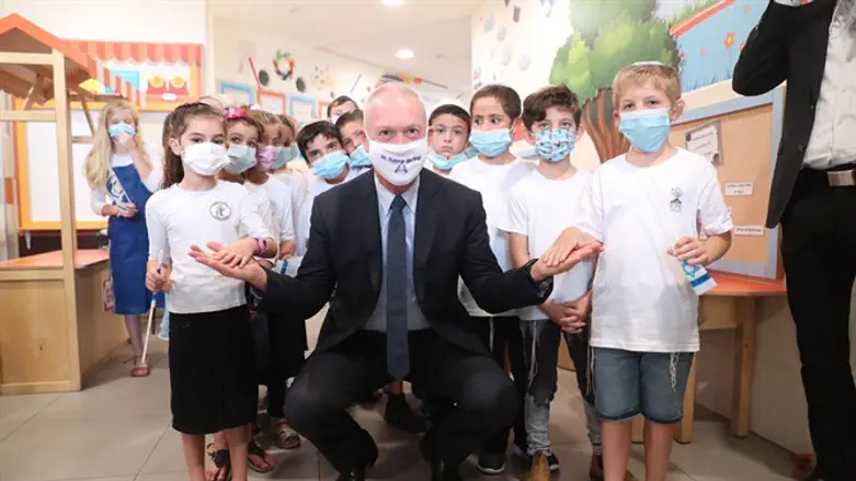 השר גלנט עם התלמידים במבוא חורון