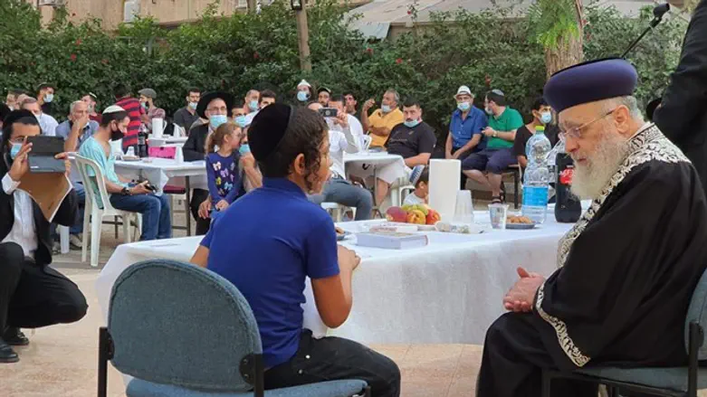 Главный раввин утешает ребенка-сироту