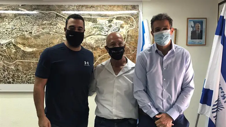 השר יועז הנדל באריאל