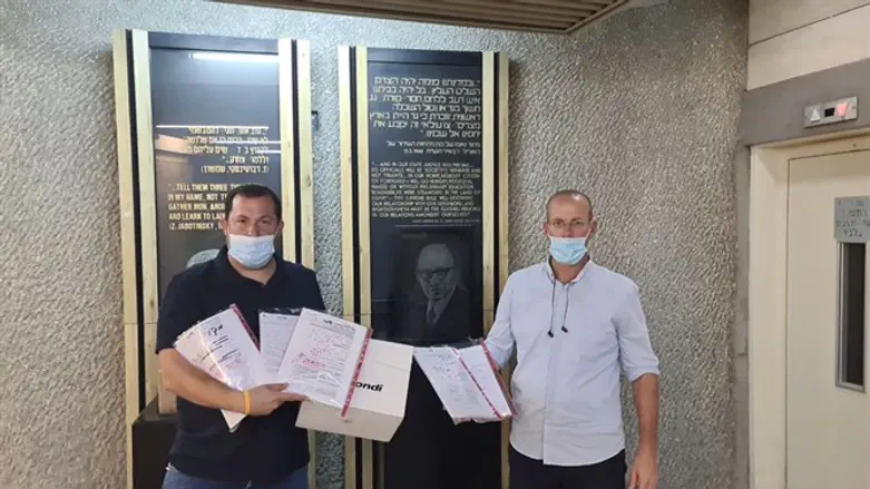 מוסרים את הטפסים. יוסי דגן ויוני הישראלי