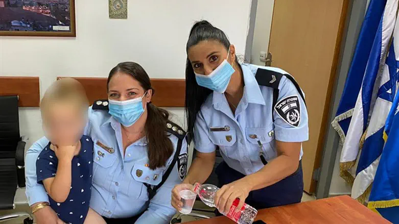 הפעוט עם השוטרות בתחנת המשטרה