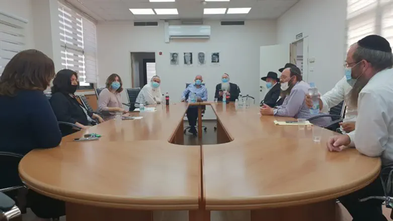 פרוש בכפר חב"ד