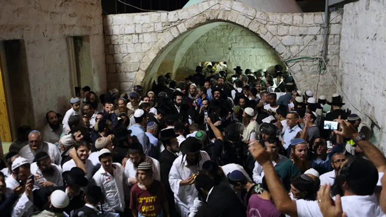 כניסה לילית לקבר יוסף