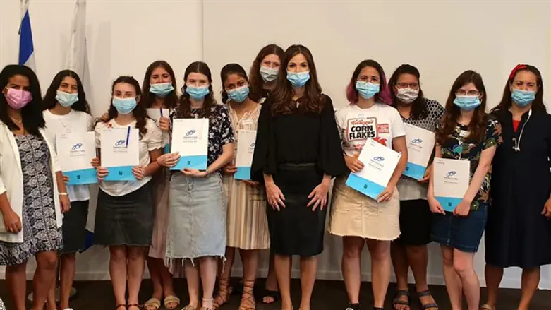 השרה עם בנות השירות