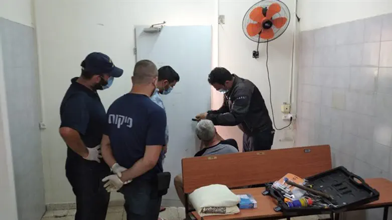 הפקחים בבית הכנסת