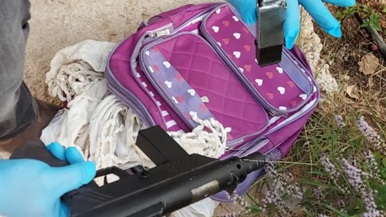 רובה ומחסנית בתיק של ילדה