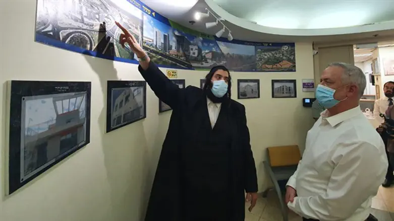 גנץ עם ראש עיריית אלעד