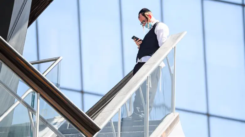 Hasidic man with face mask in New York City