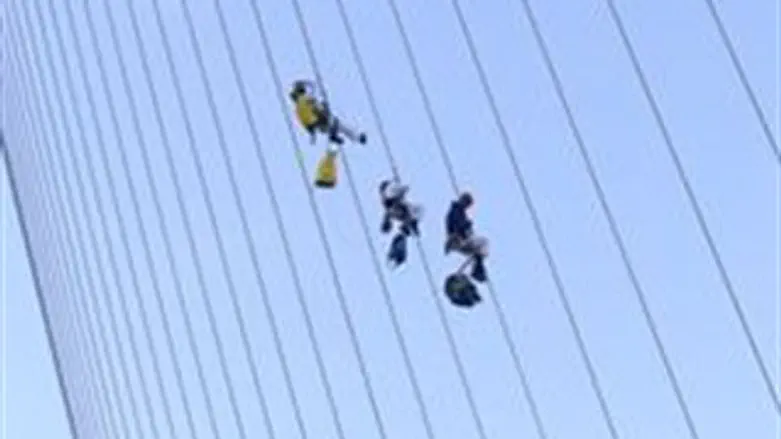 מטפסים על הגשר