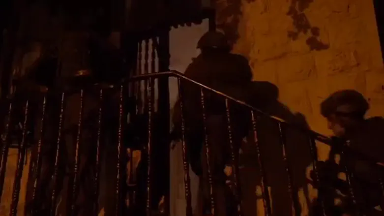 Ночная операция сил безопасности. Иллюстрация