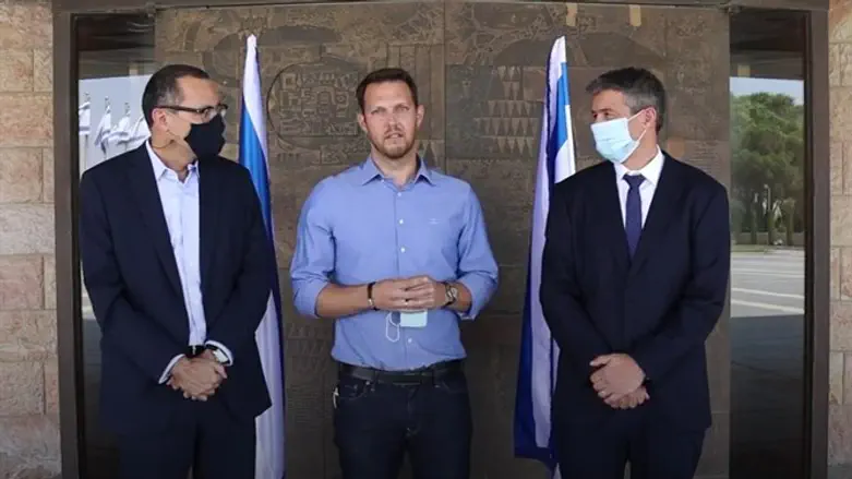 הנדל, פטיגרו והאוזר