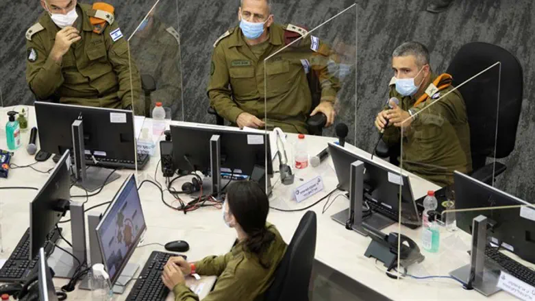 הרמטכ״ל אביב כוכבי במפקדה המשימתית ״אלון״ בפיקוד העורף