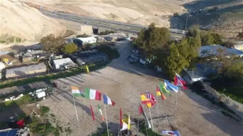 השופט קבע כי התנהלות המדינה בנושא מביכה. חאן אל־אחמר