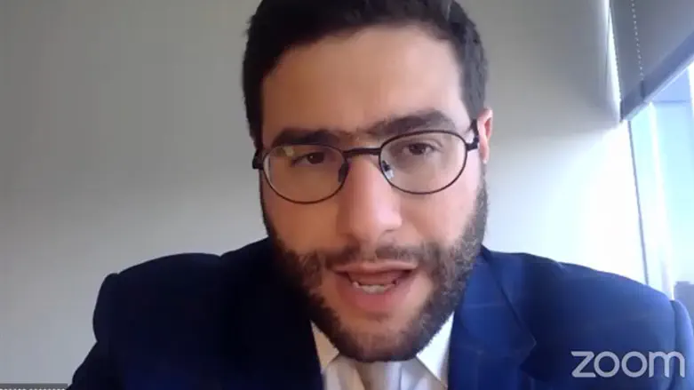 הרב גולדשמיט בהרצאה בכנס