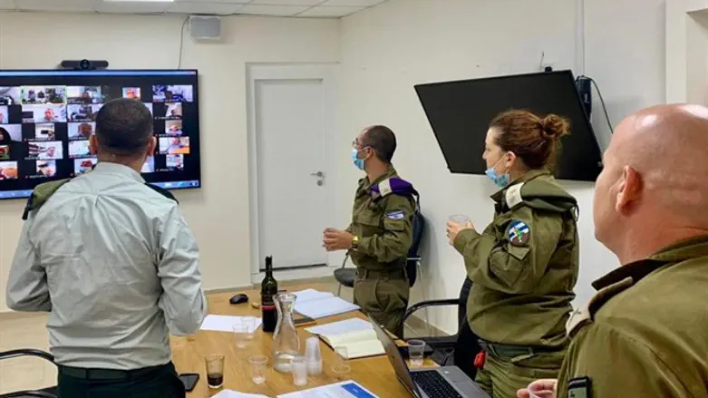 נפגשים ב'זום'