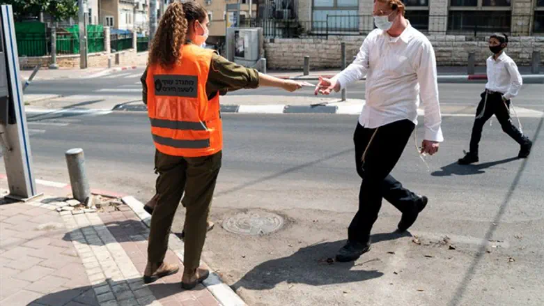חיילי פיקוד העורף פועלים בערים