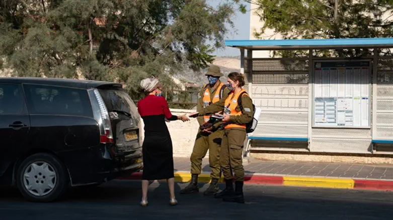 חיילי פיקוד העורף פועלים בערים